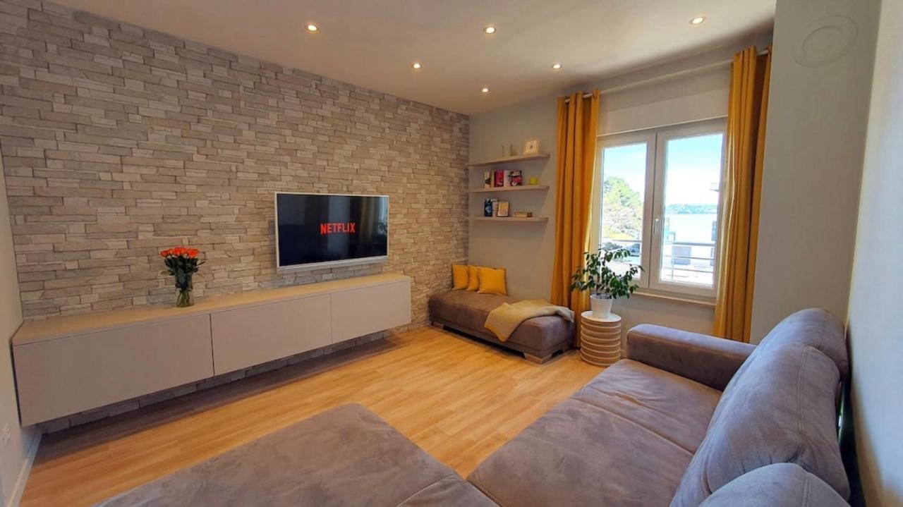 Beautiful View Apartment With Garage Space マリ・ロシニュ エクステリア 写真